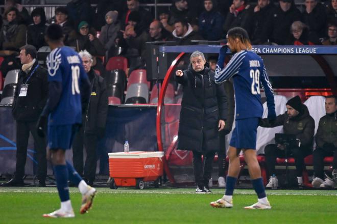 Luis Enrique da indicaciones a sus jugadores en el Brest-PSG (FOTO: Cordón Press).