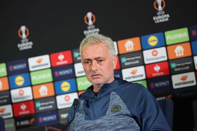 Mourinho, en rueda de prensa del Fenerbahce (FOTO: Cordón Press).