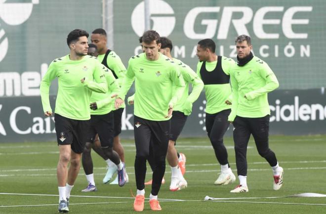 Los futbolistas del Real Betis en un entrenamiento (foto: Kiko Hurtado)..jpg