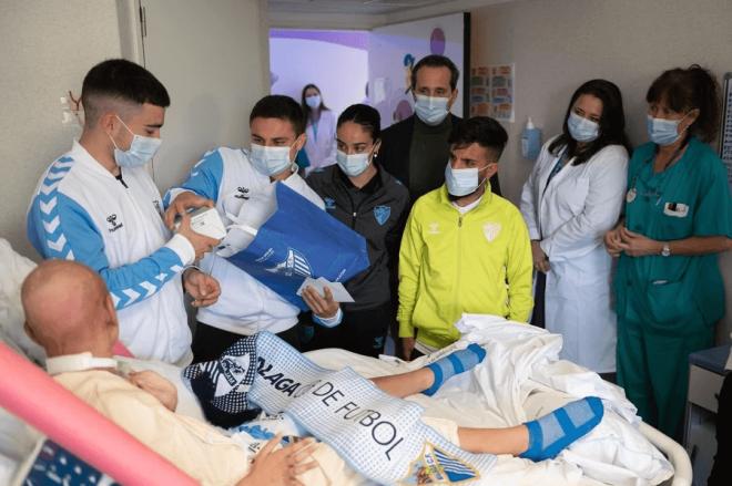 La visita del Málaga a jóvenes pacientes de cáncer en Málaga. (Foto: MCF)