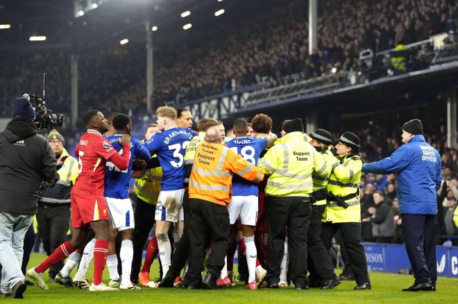 La seguridad trata de separar a jugadores del Everton y Liverpool (FOTO: Cordón Press).