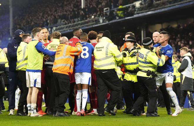 La seguridad trata de separar a jugadores del Everton y Liverpool (FOTO: Cordón Press).