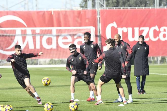 Suso y Carmona en el entrenamiento del Sevilla FC (foto: Kiko Hurtado).