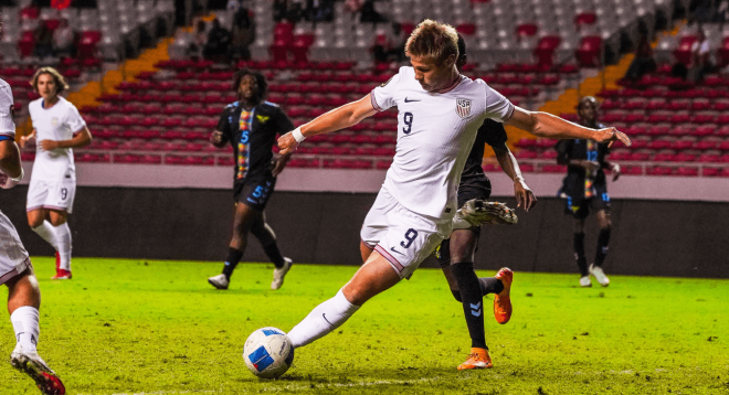 Chase Adams golpea el balón en una jugada (FOTO: @USYNT).