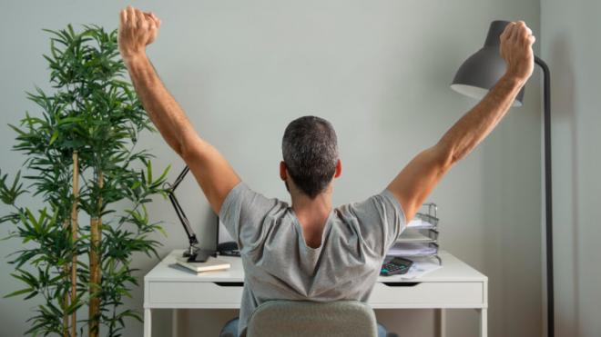 Trabajador estirándose durante su jornada laboral (Foto: Freepik)