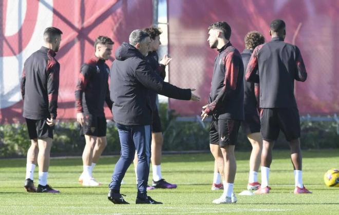 Xavi García Pimienta con Isaac Romero en el entrenamiento (foto: Kiko Hurtado).