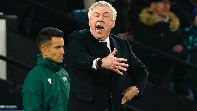 Carlo Ancelotti, dando instrucciones a sus jugadores en el Etihad (mrancelotti)