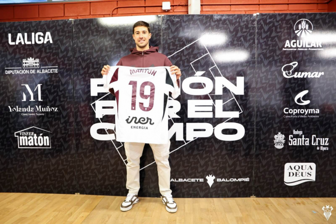 Presentación oficial de Javi Martón. (Foto: Albacete Balompié)