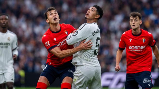 Jugadores del Madrid y Osasuna en un partido de LALIGA (Cordon Press)