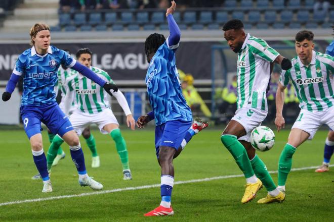 Bakambu, ante el Gent (Foto: EFE).