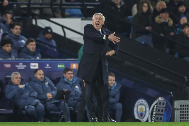 Carlo Ancelotti, cabreado con sus delanteros en el partido contra el City (Foto: Europa Press)