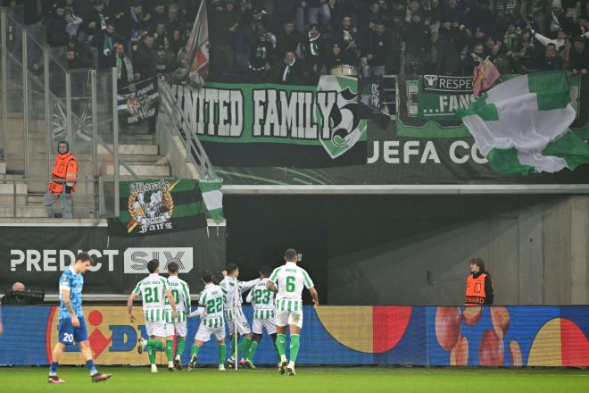 Antony, celebrando su gol con la afición del Real Betis (Foto: Cordon Press).