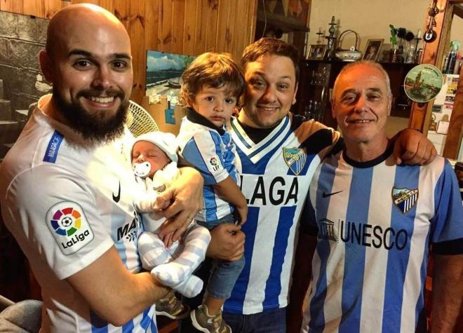 El malaguismo de Germán, en el centro de la imagen con su hijo, junto a su hermano, su sobrino y su padre. (Foto: cedida)