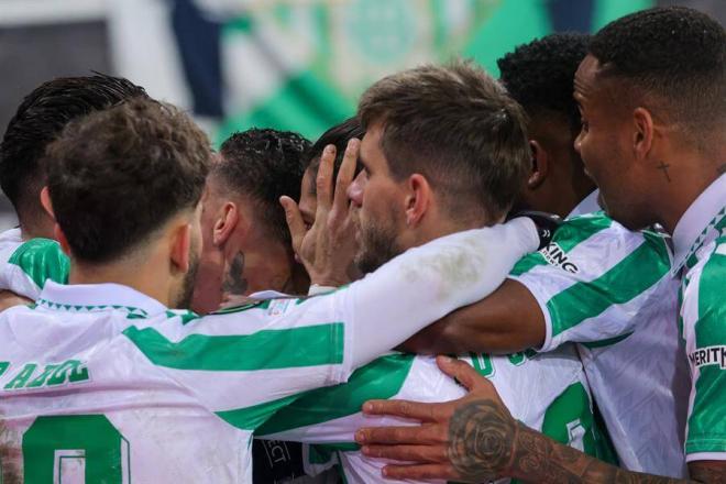 Los futbolistas del Betis celebran uno de los goles (foto: EFE).