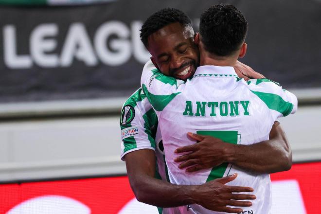 Bakambu y Antony, celebrando un tanto ante el Gent (Foto: EFE).