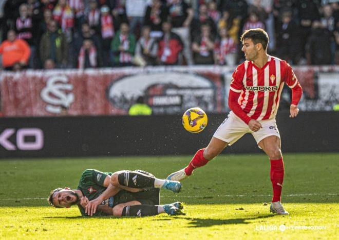 Róber Pier durante un partido del Sporting (Foto: LALIGA).