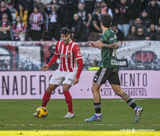 Róber Pier durante un partido del Sporting (Foto: LALIGA).