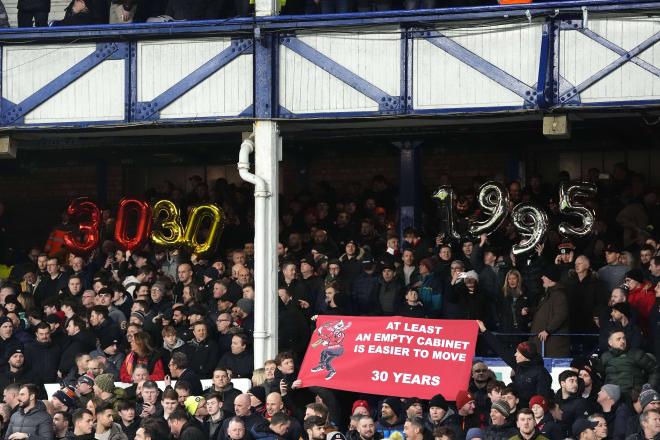 Los aficionados del Liverpool le dedican una pancarta a los del Everton (FOTO: Cordón Press).