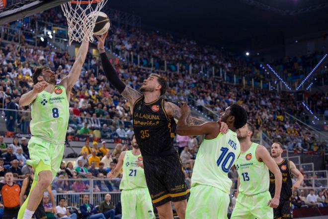 Fran Guerra lucha un balón con Darío Brizuela en el partido de Copa del Rey de baloncesto (FOTO: