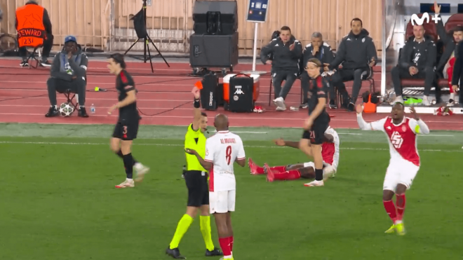 El colegiado le enseña cartulina a Al Murati en el Mónaco-Benfica.