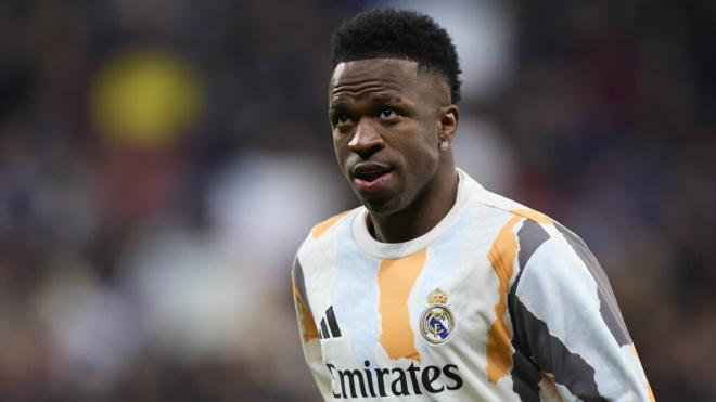 Vinicius Jr en un calentamiento en el Bernabéu (Foto: Europa Press)