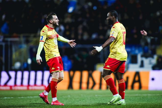 Jesús Imaz celebra con Pululu un gol del Jagiellonia Bialystok (Foto: Cordon Press).