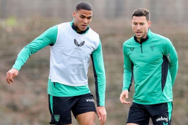 El delantero alavés Maroan Sannadi y Oscar de Marcos entrenando en Lezama (Foto: Athletic Club).