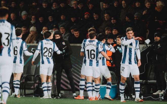 Los jugadores de la Real Sociedad felicitan a Kubo por su gol al Midtjylland en la ida (Foto: Real Sociedad).