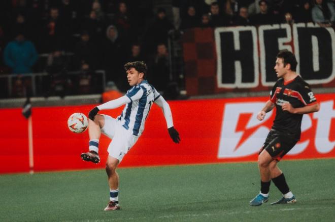 Jon Aramburu despeja un balón en el Midtjylland-Real Sociedad (Foto: RSO).