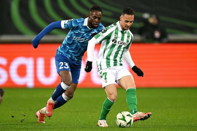 Antony con la pelota en el Gent-Betis (foto: Cordón Press).