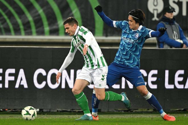 Romain Perraud conduce la pelota en el Gent-Betis (foto: Cordón Press).