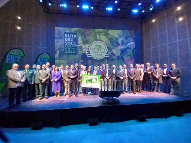 Foto de familia en la presentación de la 71ª Vuelta Ciclista a Andalucía.