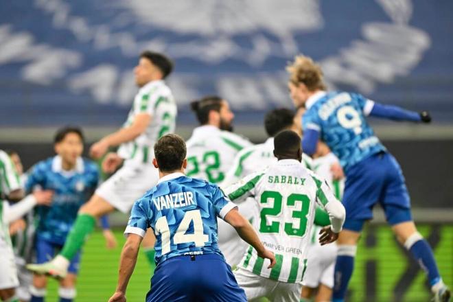 Acción de juego en el Gent-Betis (Foto: Cordon Press).