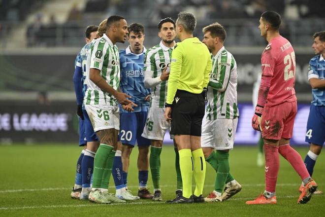 Horatiu Fesnic, tras pitar a Fran Vieites la norma de los seis segundos (Foto: Cordon Press).