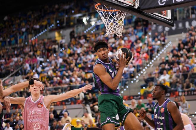 Kameron Taylor atrapa un rebote durante el partido (FOTO: EFE).