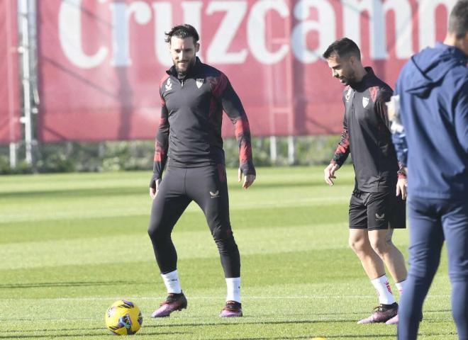 Nemanja Gudelj junto Suso (foto: Kiko Hurtado).