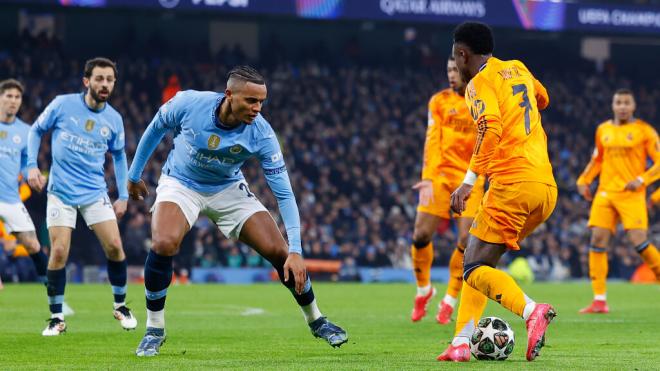 Manuel Akanji y Vinicius Jr (Fuente: Europa Press)