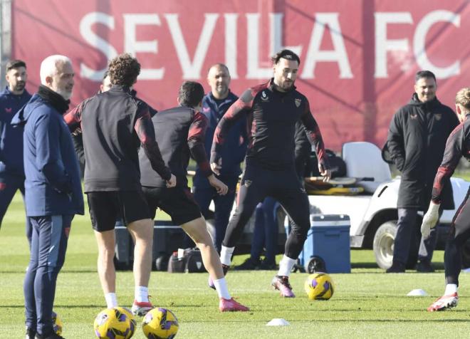 Nemanja Gudelj en el entrenamiento del Sevilla FC (foto: Kiko Hurtado).