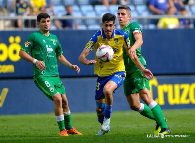 Carlos Fernández pelea un balón en el Cádiz-Racing (Foto: LALIGA).