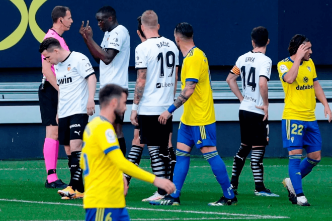 Diakhaby abandona el partido ante el Cádiz