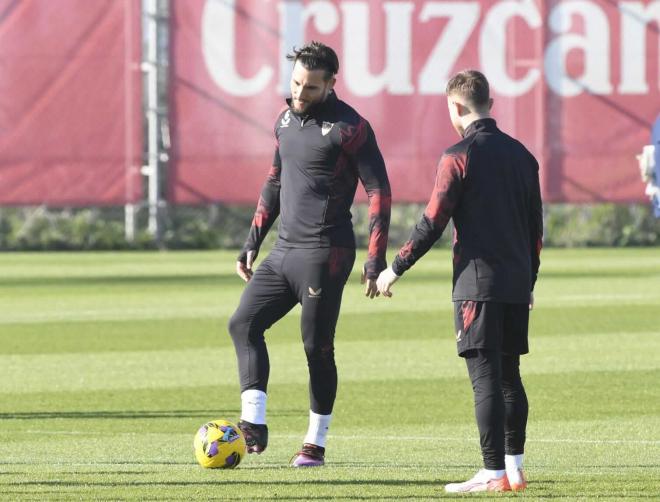 Nemanja Gudelj, en el entrenamiento del Sevilla (Foto: Kiko Hurtado).