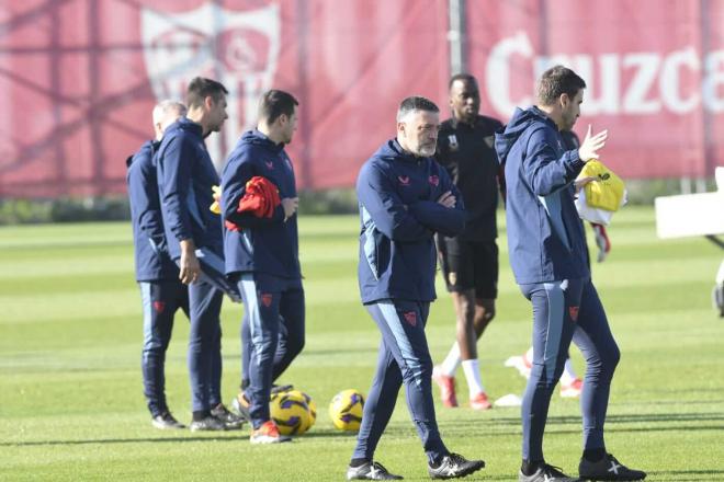 García Pimienta, en el entrenamiento del Sevilla de este viernes (Foto: Kiko Hurtado).