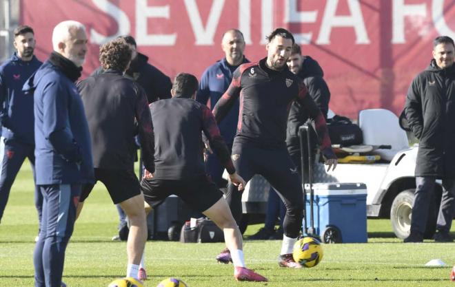 Nemanja Gudelj, en el entrenamiento del Sevilla de este viernes (Foto: Kiko Hurtado).