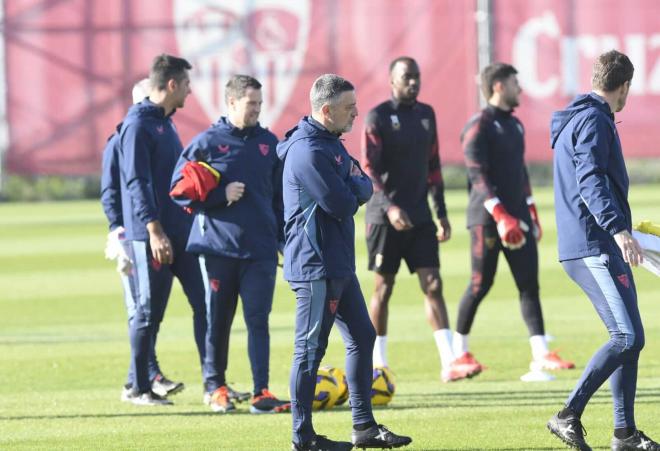 García Pimienta, en el entrenamiento del Sevilla de este viernes (Foto: Kiko Hurtado).