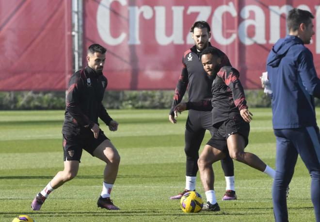 Suso, Gudelj y Ejuke, en el entrenamiento del Sevilla de este viernes (Foto: Kiko Hurtado).