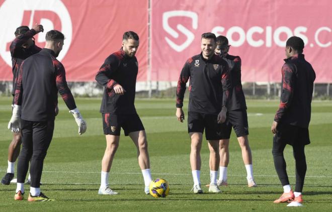 Ramón Martínez y Saúl Ñíguez, en el entrenamiento del Sevilla de este viernes (Foto: Kiko Hurt