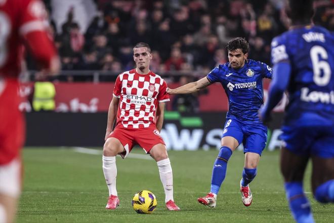 Miguel Gutiérrez da un pase en el Girona-Getafe (Foto: Europa Press).