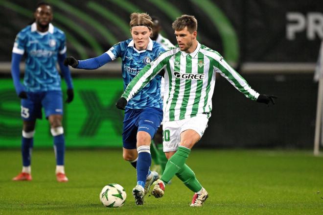 Giovani Lo Celso con la pelota (foto: Cordón Press).