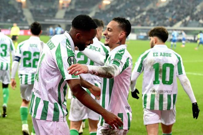 Bakambu y Antony, celebrando un gol en el Gent-Betis (Foto: Cordon Press).