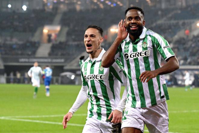 Cedric Bakambu celebra su gol con Antony (foto: Cordón Press).